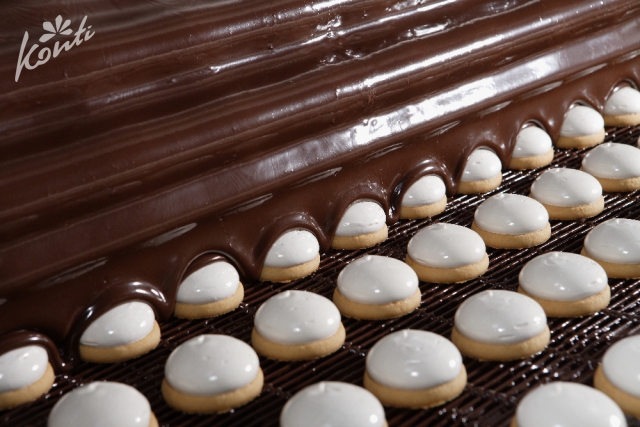 The icing stage always looks incredibly appetizing