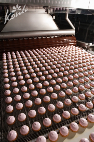 Заключительный аккорд создания сладости: десерт покрывается ароматной волной густой глазури