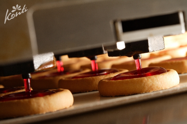 A beautiful moment – filling biscuits with glassy jelly